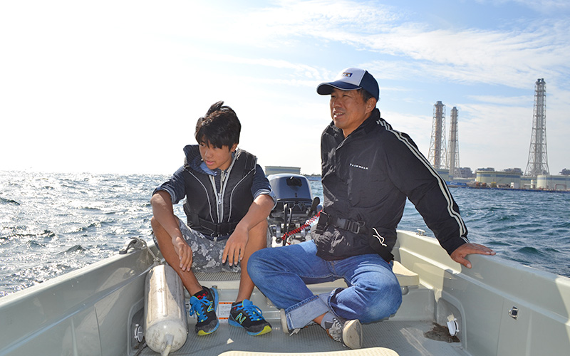 高橋さん親子は、神奈川県の海で錨泊して釣りを楽しんでいたところ、 他のプレジャーボートにより衝突されました。 船は転覆し、船から投げ出された2人。 しかし、大きなケガはなく、ライフジャケットを着ていて助かったといいます。  当時の様子や、ライフジャケットを着る理由などについてお話を伺いました。