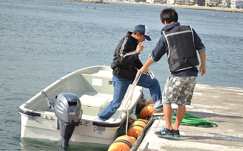 襷（タスキ）ライフジャケットで助かった。高橋さん親子は、神奈川県の海で錨泊して釣りを楽しんでいたところ、 他のプレジャーボートにより衝突されました。 船は転覆し、船から投げ出された2人。 しかし、大きなケガはなく、ライフジャケットを着ていて助かったといいます。  当時の様子や、ライフジャケットを着る理由などについてお話を伺いました。