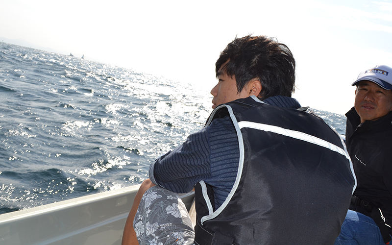 襷（タスキ）ライフジャケットで助かった。高橋さん親子は、神奈川県の海で錨泊して釣りを楽しんでいたところ、 他のプレジャーボートにより衝突されました。 船は転覆し、船から投げ出された2人。 しかし、大きなケガはなく、ライフジャケットを着ていて助かったといいます。  当時の様子や、ライフジャケットを着る理由などについてお話を伺いました。