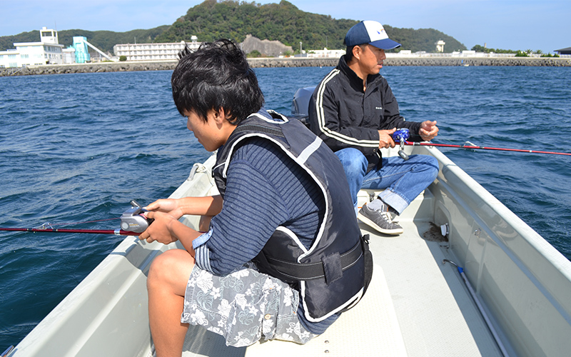 襷（タスキ）ライフジャケットで助かった。高橋さん親子は、神奈川県の海で錨泊して釣りを楽しんでいたところ、 他のプレジャーボートにより衝突されました。 船は転覆し、船から投げ出された2人。 しかし、大きなケガはなく、ライフジャケットを着ていて助かったといいます。  当時の様子や、ライフジャケットを着る理由などについてお話を伺いました。