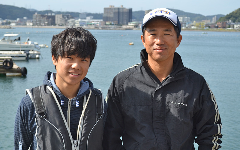 襷（タスキ）ライフジャケットで助かった。高橋さん親子は、神奈川県の海で錨泊して釣りを楽しんでいたところ、 他のプレジャーボートにより衝突されました。 船は転覆し、船から投げ出された2人。 しかし、大きなケガはなく、ライフジャケットを着ていて助かったといいます。  当時の様子や、ライフジャケットを着る理由などについてお話を伺いました。