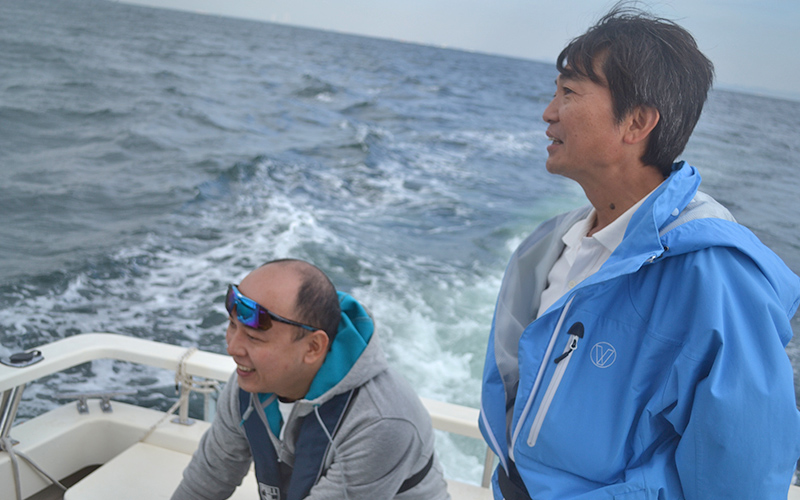 襷（タスキ）ライフジャケットで助かった。神奈川県の海でひとり釣りを楽しみに、手こぎボートに乗っていた和田さん。購入してはじめて着たライフジャケット(当時は固型式)によって助かったといいます。WEBサイト『こどもパパ』さんの協力も得て、このインタヴューは実現しました。和田さんに当時の状況や、落水してから船に戻るまでの話を伺いました。