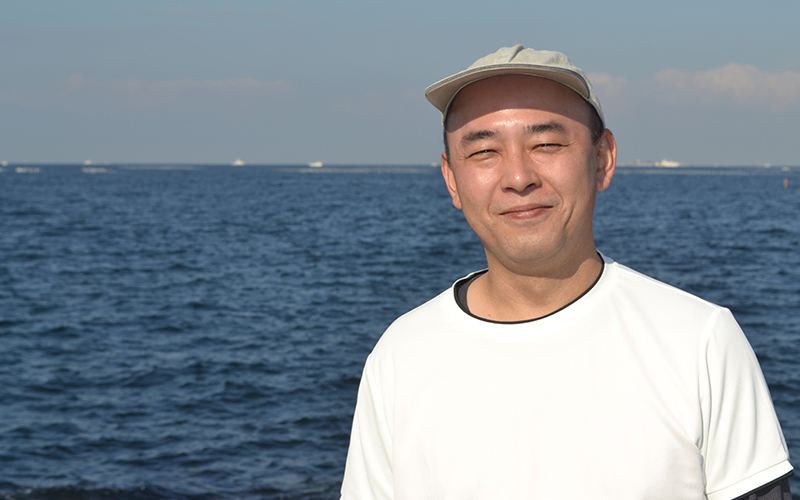 襷（タスキ）ライフジャケットで助かった。神奈川県の海でひとり釣りを楽しみに、手こぎボートに乗っていた和田さん。購入してはじめて着たライフジャケット(当時は固型式)によって助かったといいます。WEBサイト『こどもパパ』さんの協力も得て、このインタヴューは実現しました。和田さんに当時の状況や、落水してから船に戻るまでの話を伺いました。