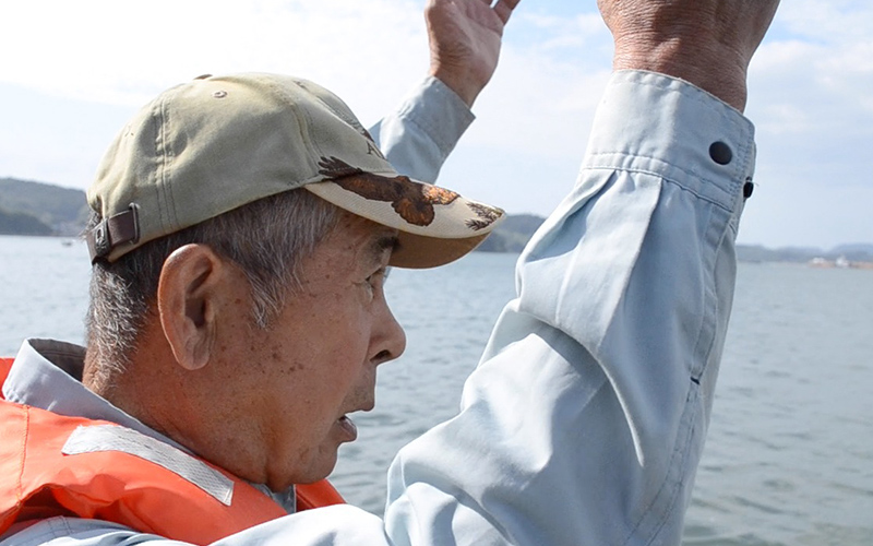 襷（タスキ）ライフジャケットで助かった。山と海に囲まれた坂の町、広島の尾道にある浦島漁港では、 2010年にライフジャケットによって2人のいのちが助かりました。ライフジャケットを着ていた背景には、ライフガードレディース(LGL)の活躍もあり、下見さんと吉岡さんにそれぞれ別の船で起きた落水時の体験を伺いました。