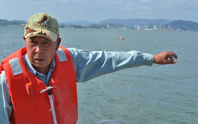 襷（タスキ）ライフジャケットで助かった。山と海に囲まれた坂の町、広島の尾道にある浦島漁港では、 2010年にライフジャケットによって2人のいのちが助かりました。ライフジャケットを着ていた背景には、ライフガードレディース(LGL)の活躍もあり、下見さんと吉岡さんにそれぞれ別の船で起きた落水時の体験を伺いました。