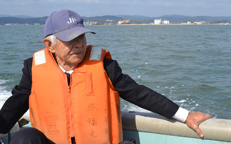 襷（タスキ）ライフジャケットで助かった。山と海に囲まれた坂の町、広島の尾道にある浦島漁港では、 2010年にライフジャケットによって2人のいのちが助かりました。ライフジャケットを着ていた背景には、ライフガードレディース(LGL)の活躍もあり、下見さんと吉岡さんにそれぞれ別の船で起きた落水時の体験を伺いました。