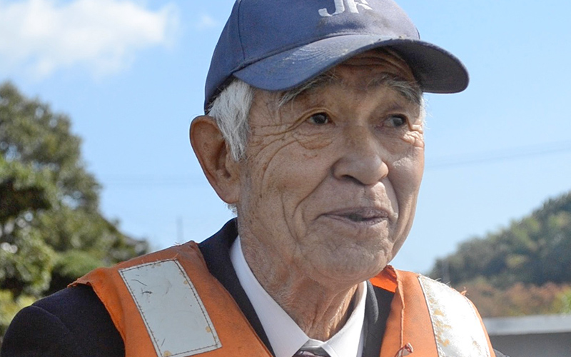 襷（タスキ）ライフジャケットで助かった。山と海に囲まれた坂の町、広島の尾道にある浦島漁港では、 2010年にライフジャケットによって2人のいのちが助かりました。ライフジャケットを着ていた背景には、ライフガードレディース(LGL)の活躍もあり、下見さんと吉岡さんにそれぞれ別の船で起きた落水時の体験を伺いました。