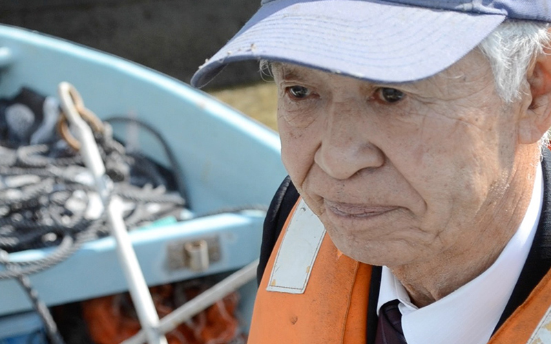 襷（タスキ）ライフジャケットで助かった。山と海に囲まれた坂の町、広島の尾道にある浦島漁港では、 2010年にライフジャケットによって2人のいのちが助かりました。ライフジャケットを着ていた背景には、ライフガードレディース(LGL)の活躍もあり、下見さんと吉岡さんにそれぞれ別の船で起きた落水時の体験を伺いました。